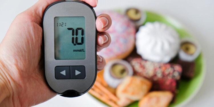 Signs of Low Blood Sugar- 12 Symptoms You Shouldn’t Ignore