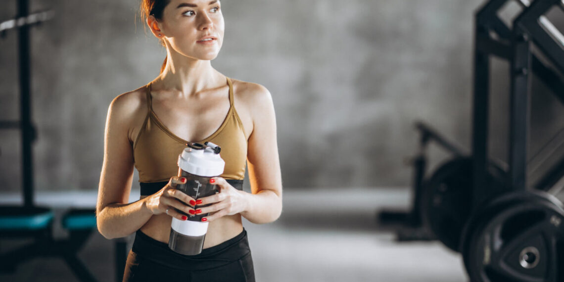 Creatine benefits shown with creatine monohydrate powder scoop next to dumbbells and healthy foods